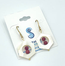Load image into Gallery viewer, Coral Bead & Mother of Pearl Jewelry Gift Set
