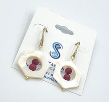 Load image into Gallery viewer, Coral Bead & Mother of Pearl Jewelry Gift Set