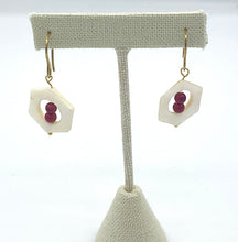 Load image into Gallery viewer, Coral Bead & Mother of Pearl Jewelry Gift Set