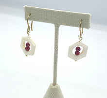 Load image into Gallery viewer, Coral Bead & Mother of Pearl Jewelry Gift Set